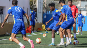 Jugadores de la U.D. Melilla entrenando en el campo de fútbol