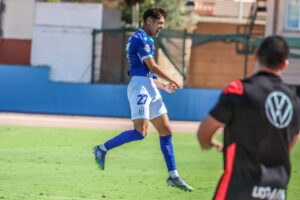 Jugador de la U.D. Melilla celebrando un gol en el campo