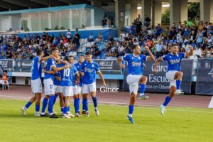 Jugadores de la U.D. Melilla celebrando un gol en el estadio.