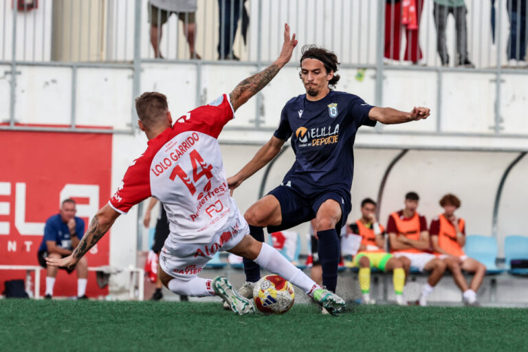 Jugadores de fútbol en un partido entre U.D. Melilla y Club Atlético Antoniano.