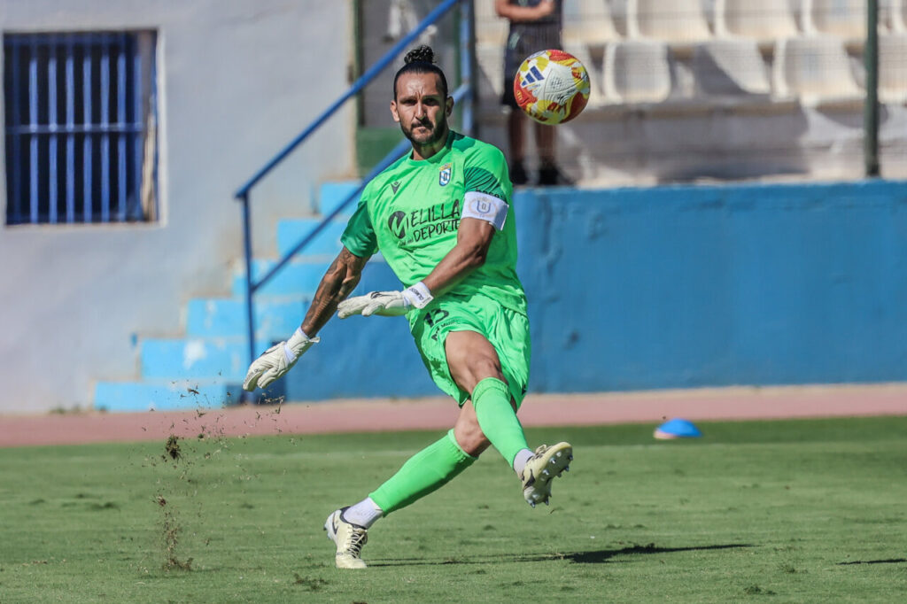 Portero de la U.D. Melilla en acción durante un partido de fútbol