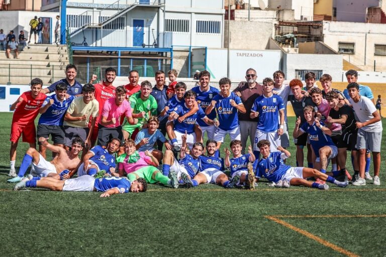 Jugadores de la U.D. Melilla juvenil celebrando una victoria en el campo