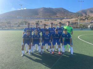 Jugadores de la U.D. Melilla juveniles posando en el campo.