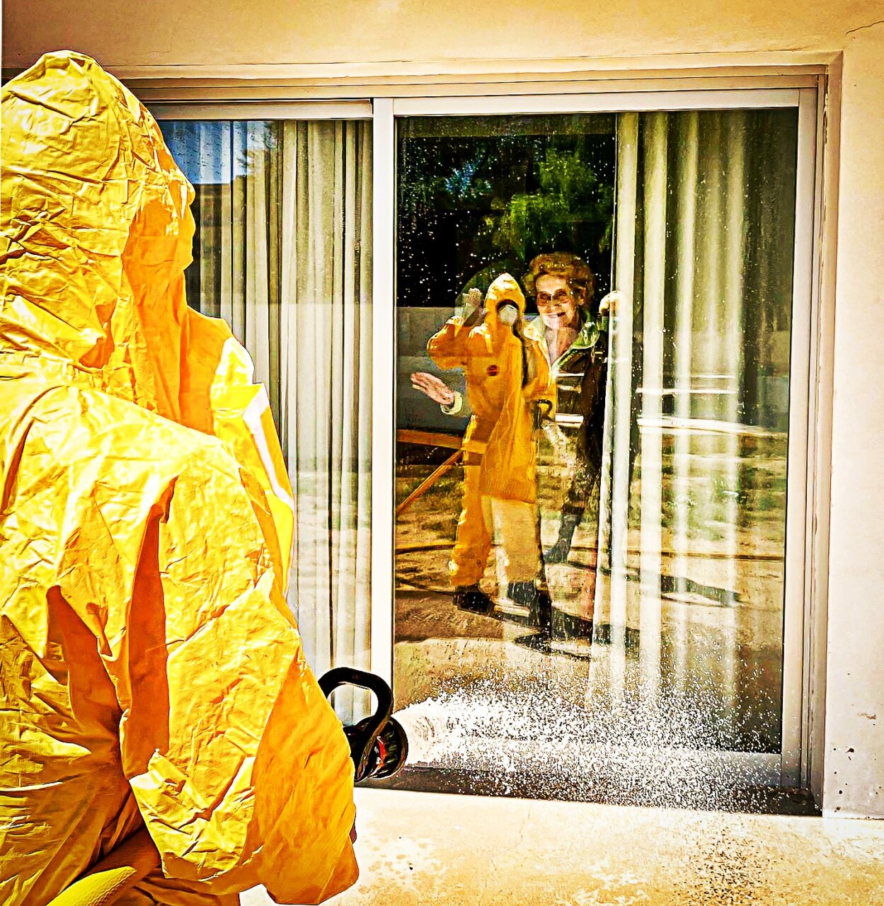 Personal de la UME realizando desinfección durante la pandemia de COVID-19