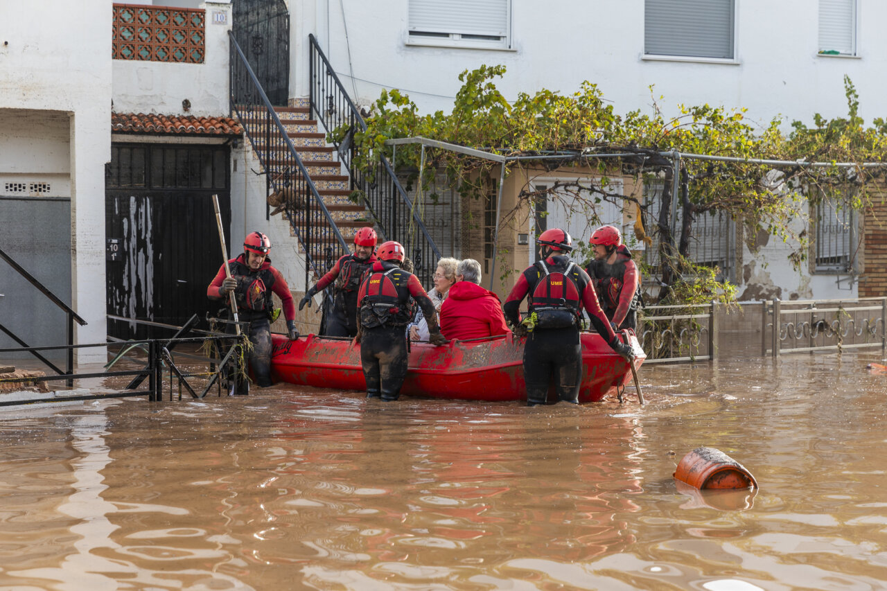 Miembros de la UME rescatando a personas en una inundación en Valencia