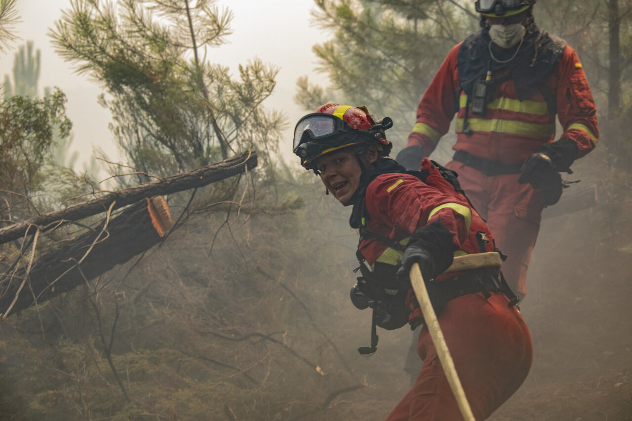 Miembros de la UME combatiendo incendios forestales en España.