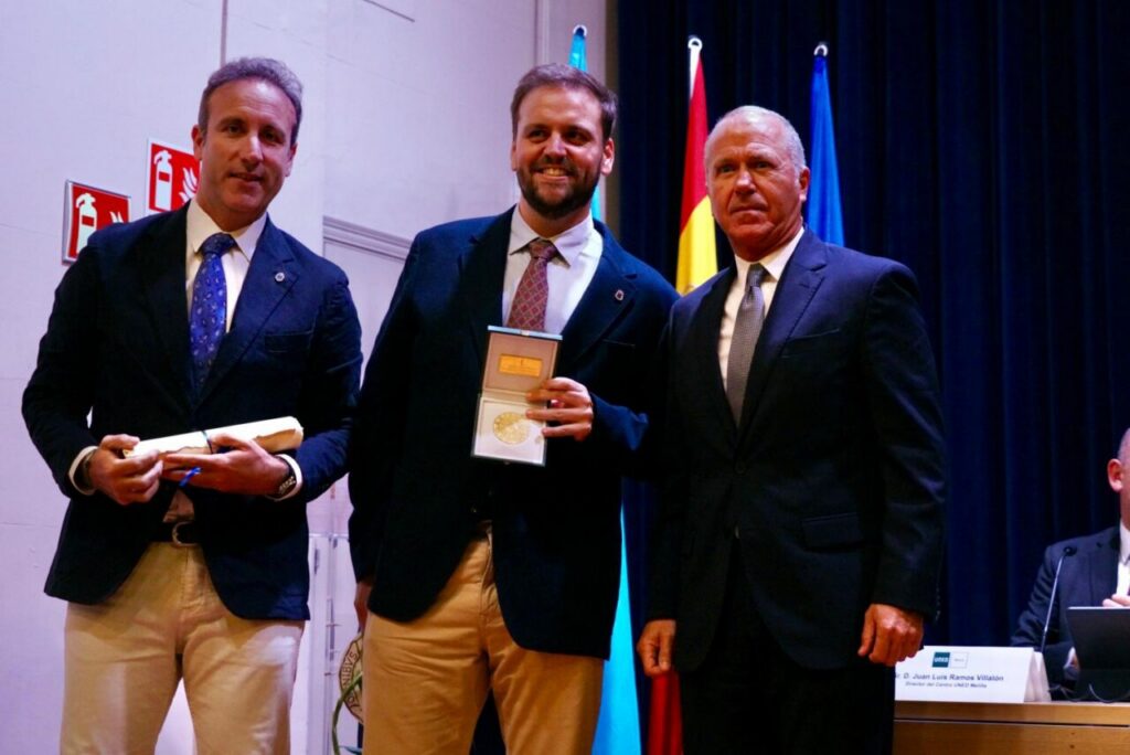 Homenaje a Ángel Castro en la UNED de Melilla con autoridades presentes.