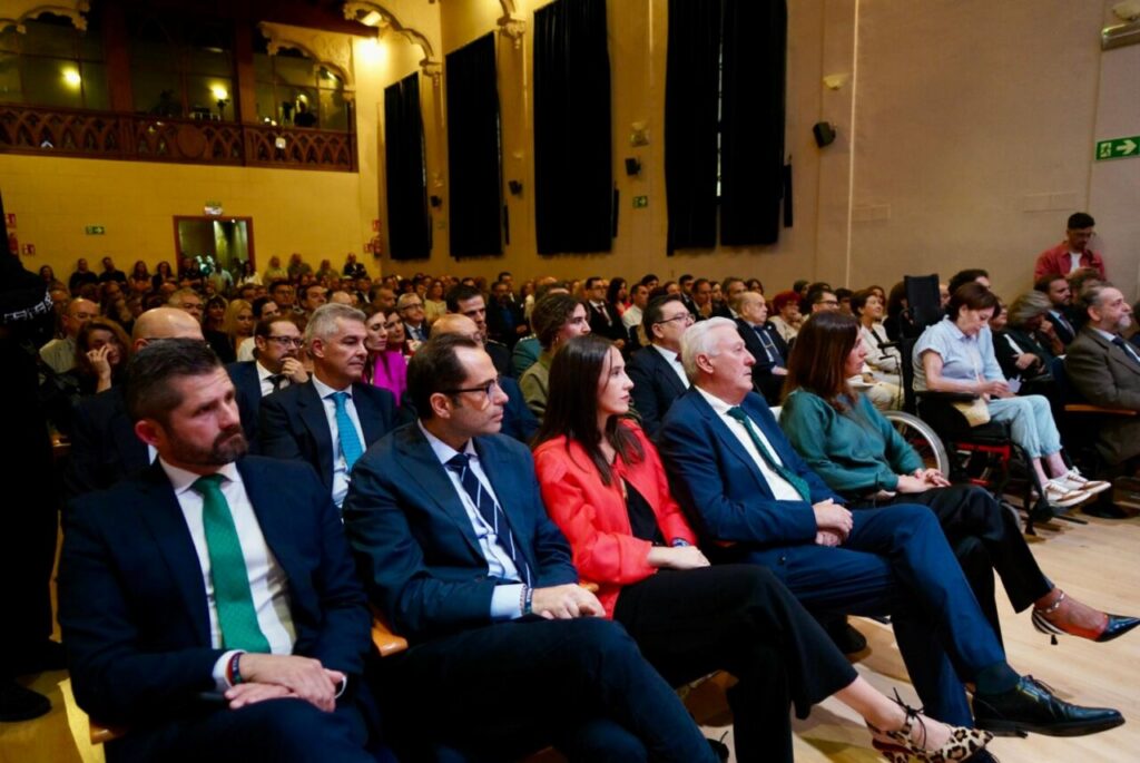 Asistentes al acto de celebración del 50 aniversario de la UNED en Melilla.