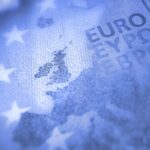 Billete de euro con mapa de Europa y estrellas de la UE