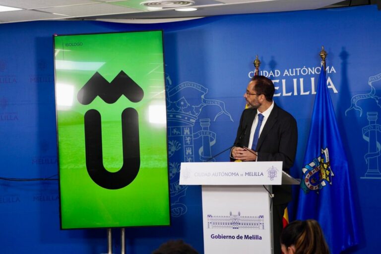 Presentación del nuevo logo de la universidad en un evento oficial.