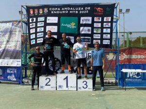 Podio del V Enduro MTB Melilla con tres ganadores y un organizador