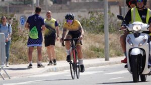 Ciclista compitiendo en el V GP XCO Melilla Ciudad del Deporte