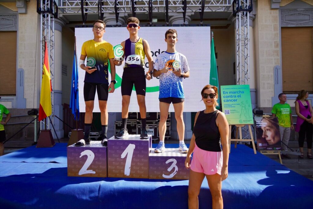 Ganadores de la XII Carrera contra el Cáncer en Melilla con trofeos.