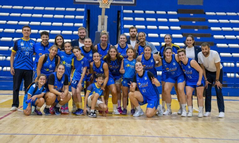 Equipo de baloncesto femenino de La Salle celebrando una victoria
