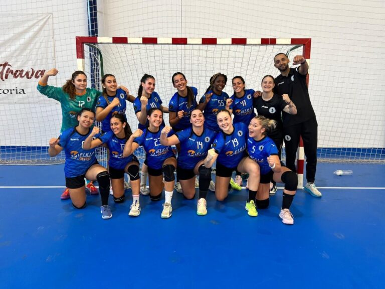 Jugadoras del Club Balonmano T-Maravilla Melilla celebrando su victoria