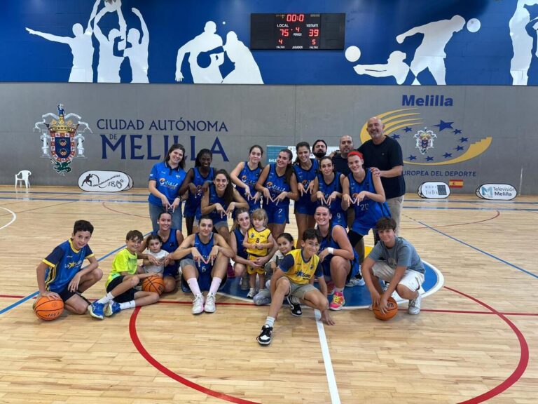 Equipo de baloncesto femenino celebrando una victoria en Melilla