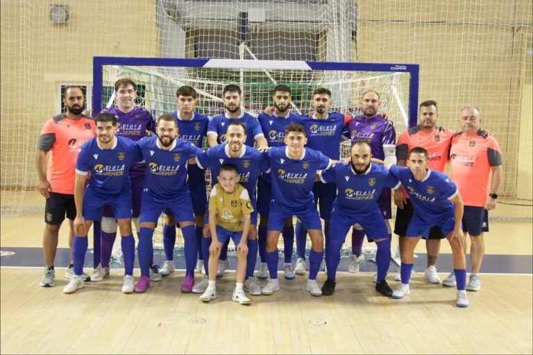 Equipo de fútbol sala Nueva Era Melilla posando en el campo