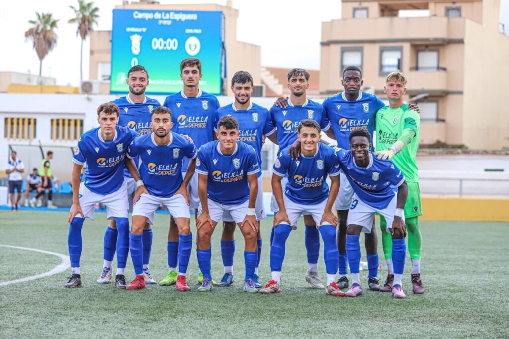 Equipo de fútbol U.D. Melilla posando antes del partido contra El Palo FC