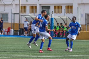 Jugadores de la U.D. Melilla celebrando un gol en el partido contra El Palo FC