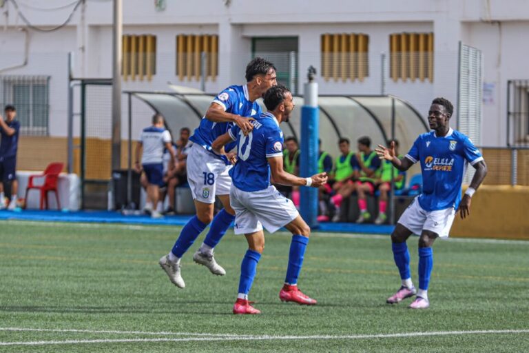 Jugadores de la U.D. Melilla celebrando un gol en el partido contra El Palo FC