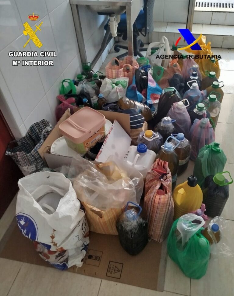 Vista general de productos no animales intervenidos por la Guardia Civil.