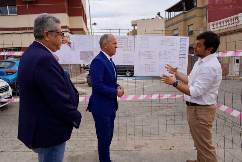 Funcionarios discutiendo planos de construcción de viviendas en Melilla