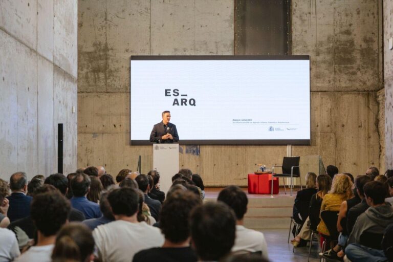 Presentación del nuevo máster en Arquitectura en un auditorio moderno.