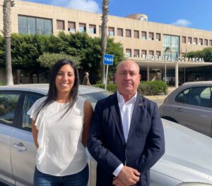 Dos personas frente al Hospital Comarcal de Melilla