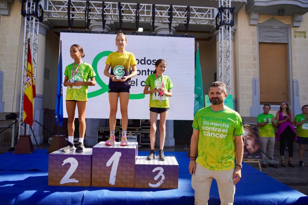 Atletas en el podio tras la XII Carrera contra el Cáncer en Melilla