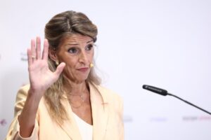 Yolanda Díaz hablando sobre el registro horario en un evento