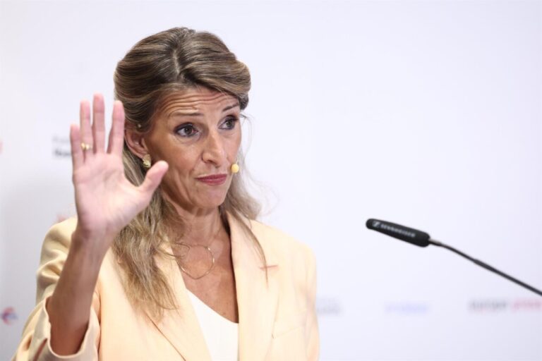 Yolanda Díaz hablando sobre el registro horario en un evento