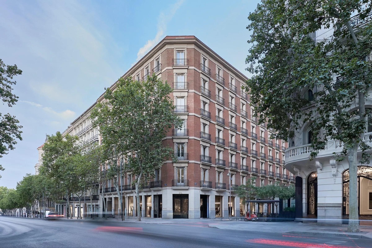 Vista del edificio Zara Serrano en Madrid con árboles alrededor.