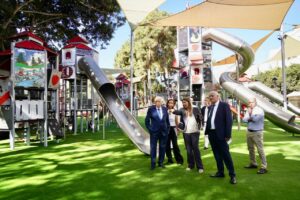 Zona infantil del Parque Hernández con juegos y toboganes modernos.