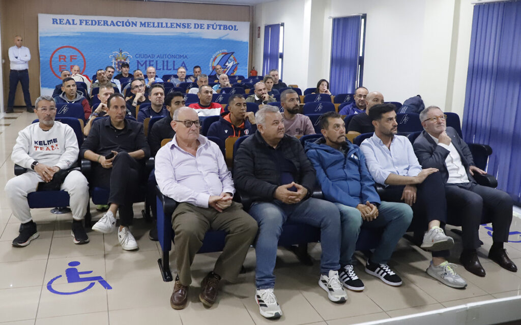 Entrenadores melillenses en jornada de actualización en salón de actos.