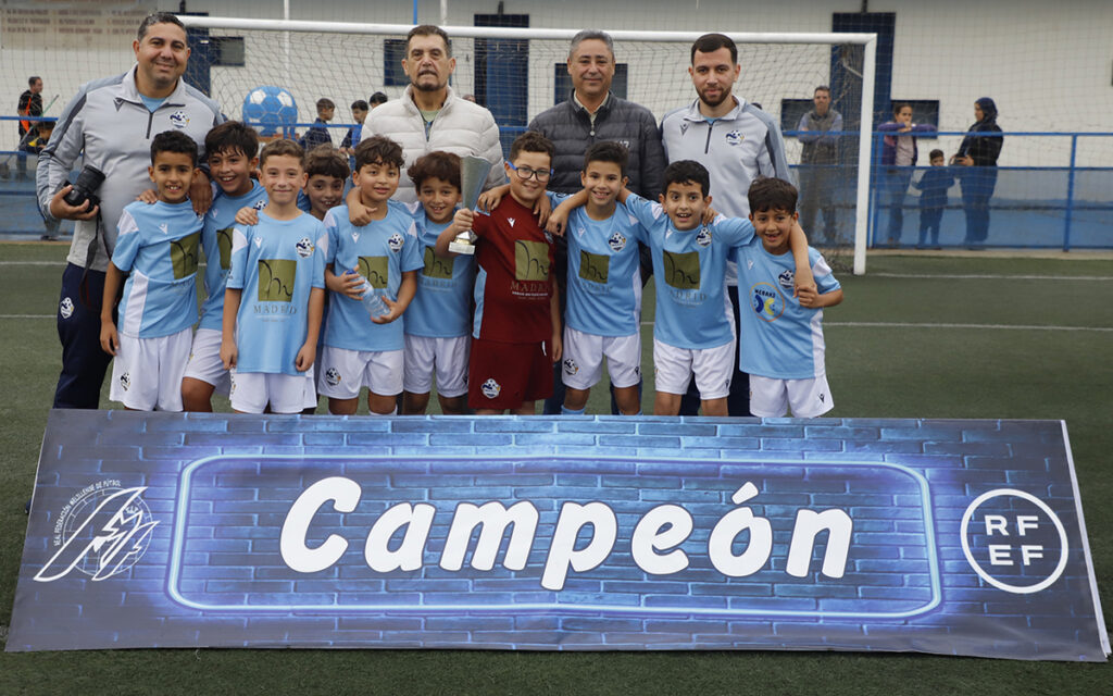 Niños del Melilla City celebrando su victoria en la Copa Federación