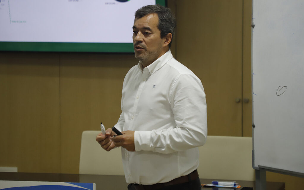 Ponente hablando sobre fútbol en una jornada de actualización.