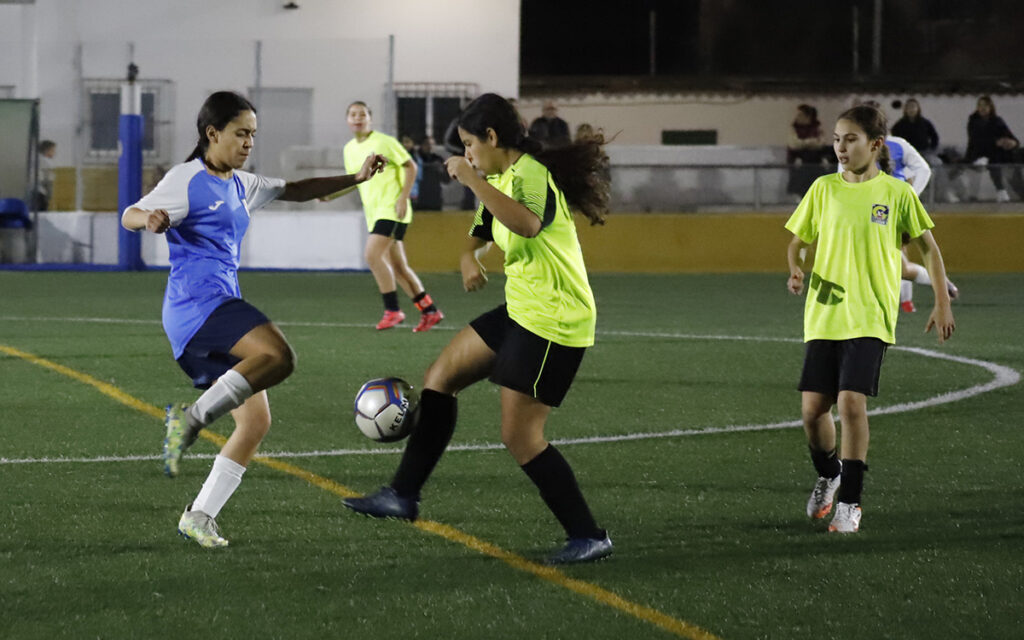 Jugadoras de fútbol en un partido de la Copa Federación Juvenil Femenino