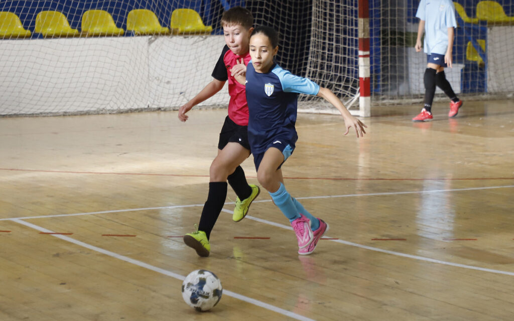 Jugadoras compitiendo en la final de fútbol sala Alevín Femenina