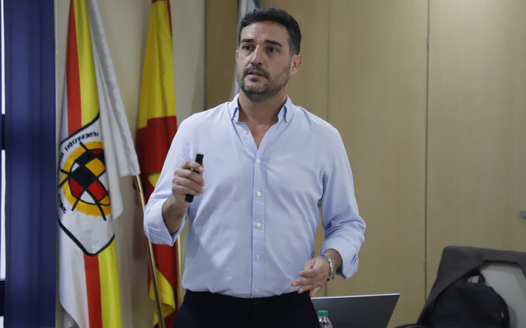 David Torices durante una jornada de actualización para entrenadores de fútbol