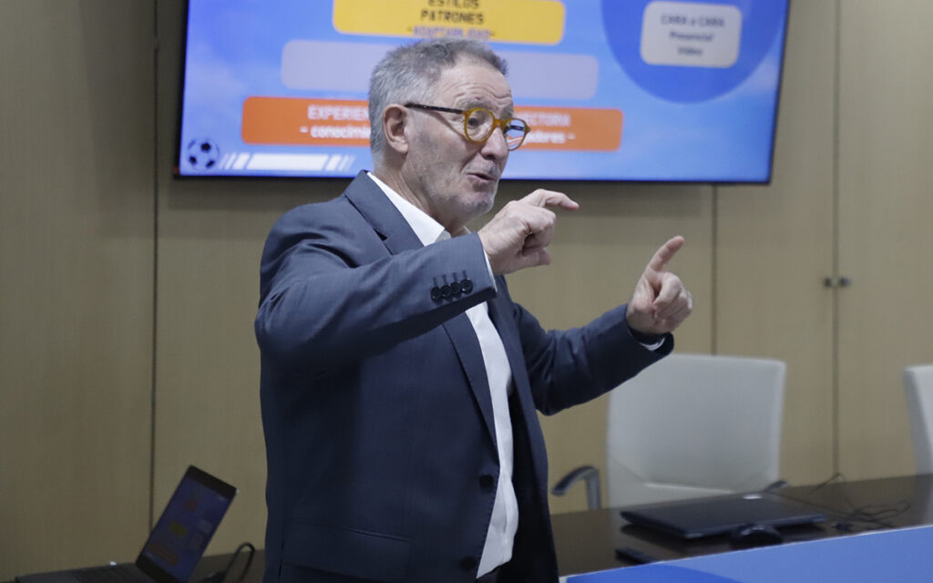 Ponente explicando en jornada de actualización para entrenadores de fútbol