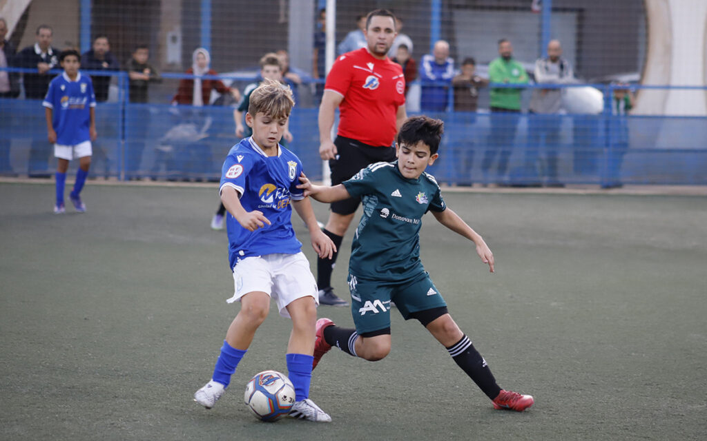 Niños jugando al fútbol durante la Copa Federación Alevín