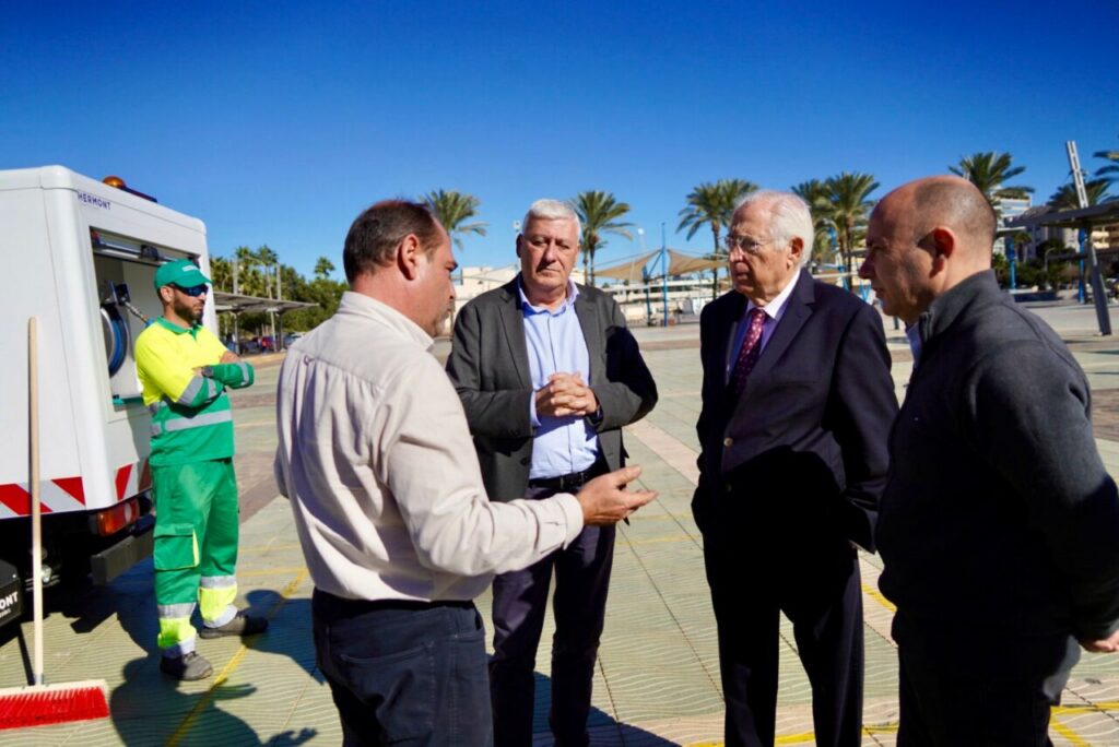 Reunión sobre nueva maquinaria de limpieza en el medio ambiente