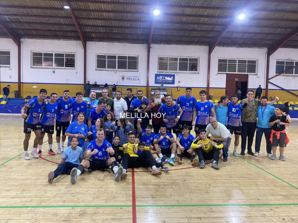 Jugadores y aficionados celebrando la victoria del Balonmano Virgen de la Victoria
