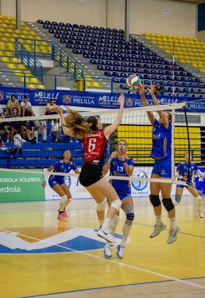 Jugadoras del Club Voleibol Melilla en un partido contra Alcobendas