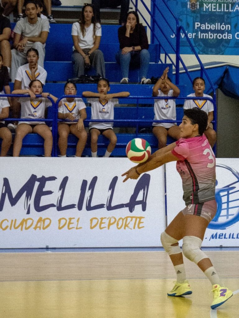Jugadora del Club Voleibol Melilla en acción durante un partido