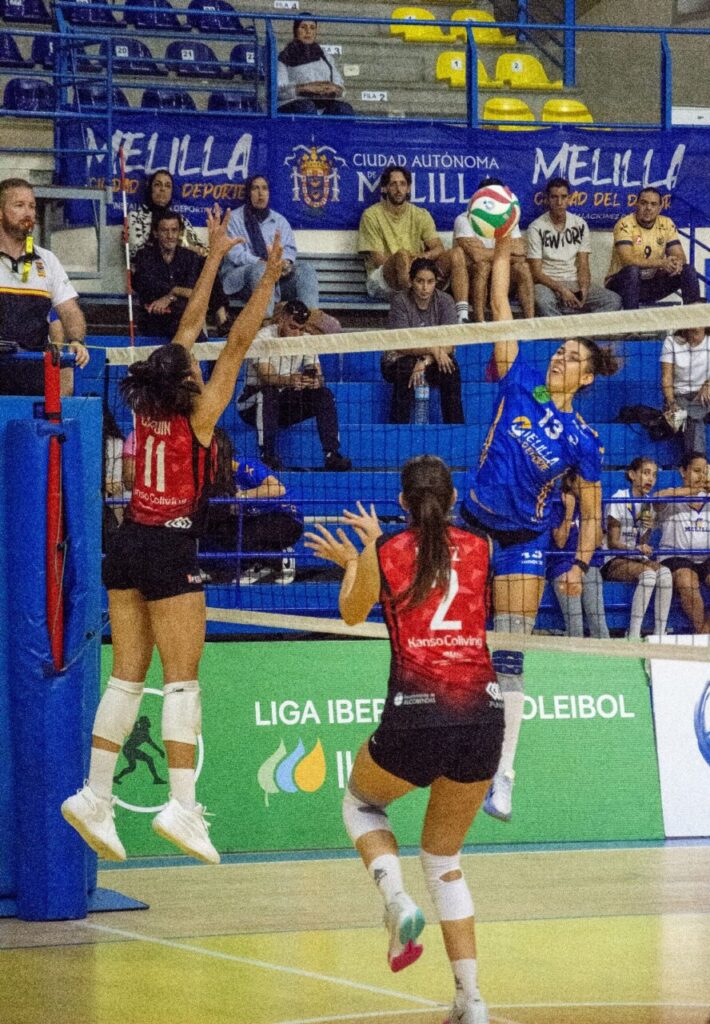 Jugadoras del Club Voleibol Melilla en acción durante un partido