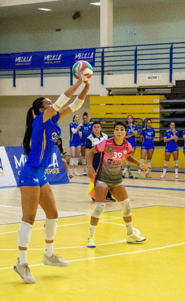 Jugadoras del Club Voleibol Melilla durante un partido de Liga Iberdrola.