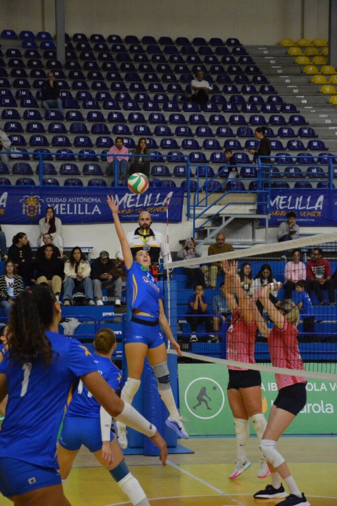 Jugadora del Club Voleibol Melilla saltando para rematar un balón en el partido contra Haro Rioja Vóley.