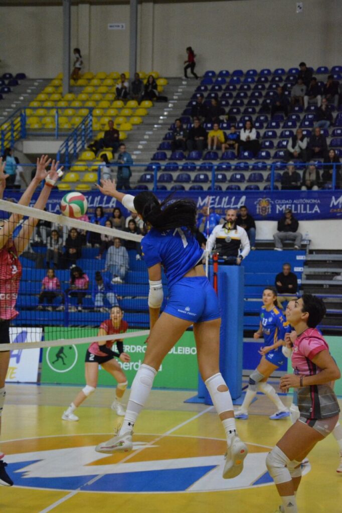 Jugadora del Club Voleibol Melilla saltando para rematar en un partido
