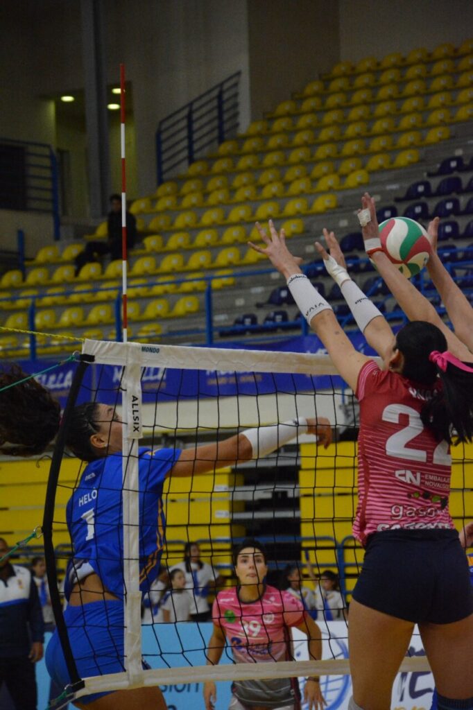 Jugadoras del Club Voleibol Melilla en un partido contra Haro Rioja Vóley